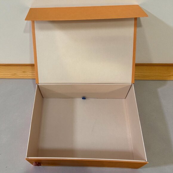 Louis Vuitton magnetic box and matching shopping bag - Picture 2 of 3